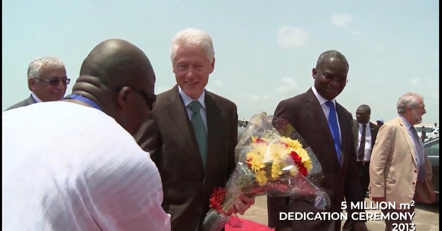 Olawale Opayinka welcoming President Bill Clinton at the 5 Million m² Dedication Ceremony, February 2013